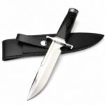 Gilsy Ben hat ein kleines Zahnstochermesser mit fester Klinge und Goldrücken